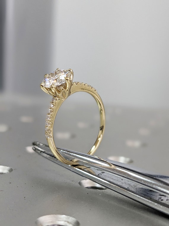 Anillo De Compromiso De Moissanita En Oro Blanco De 14 Quilates. Anillo De Boda único De Tres Piedras Con Diamantes Curvados Para Mujer. Regalo De Aniversario De Boda. - España
