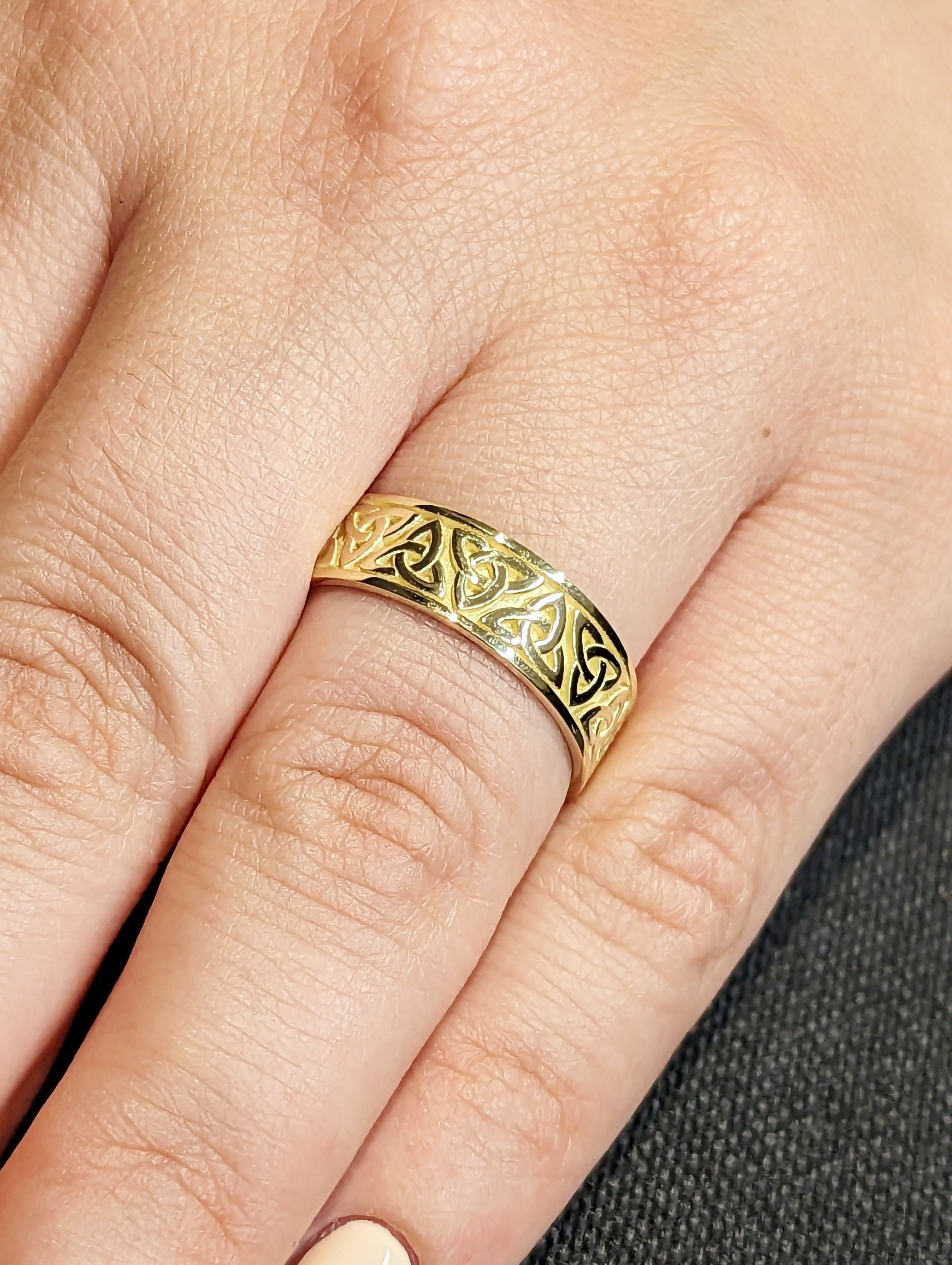 アンティークスタイルのケルト風イエローゴールドの結婚指輪、6.5mmの 
