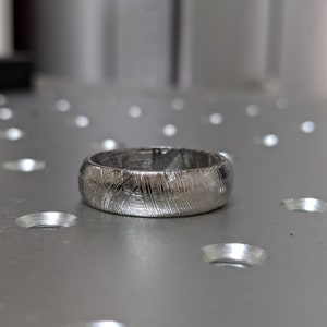 EN VENTA - Anillo de meteorito 'Raíz de la felicidad' - Anillo de meteorito - Anillo de meteorito natural - Banda de meteorito - Anillo de meteorito - Meteorito Gibeon imagen 3