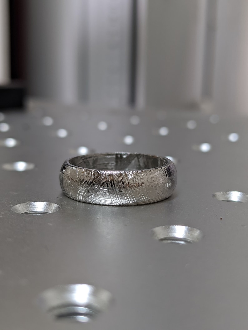 EN VENTA - Anillo de meteorito 'Raíz de la felicidad' - Anillo de meteorito - Anillo de meteorito natural - Banda de meteorito - Anillo de meteorito - Meteorito Gibeon imagen 3