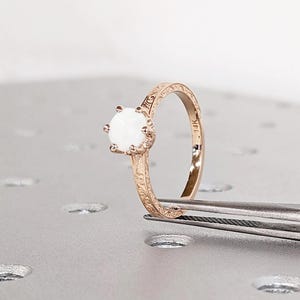 Runder Opal-Verlobungsring für Sie | 14K Rose Gold Verlobungsring | Vintage filigrane Ring | Rundschliff Diamantring Jubiläumsversprechen Ring