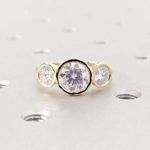 Moissaniet verlovingsring met drie stenen 14 kt geelgoud bruids | Verleden heden toekomst ring | Ring set trouwring | Diamantring met 3 stenen