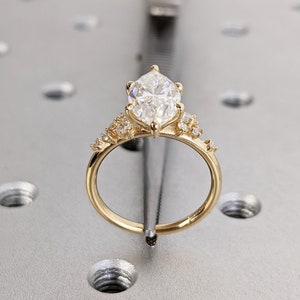 Anillo de compromiso de oro o platino con diamantes cultivados en laboratorio marquesa / Anillo de promesa de racimo de diamantes de 6 puntas único / Anillo de boda para ella imagen 7