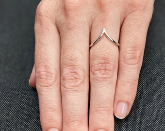 V Ring, Chevron Ring, Gold V ring, Thumb Ring, Knuckle Ring, Stacking Ring, V jewelry, Gold Chevron Ring, Midi Ring, V shaped Ring, 14k ring