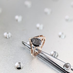 Anillo de compromiso con diamantes de sal y pimienta, anillo de bodas de oro rosa con forma de pera estilo art déco, anillo nupcial antiguo con sal y pimienta. imagen 4