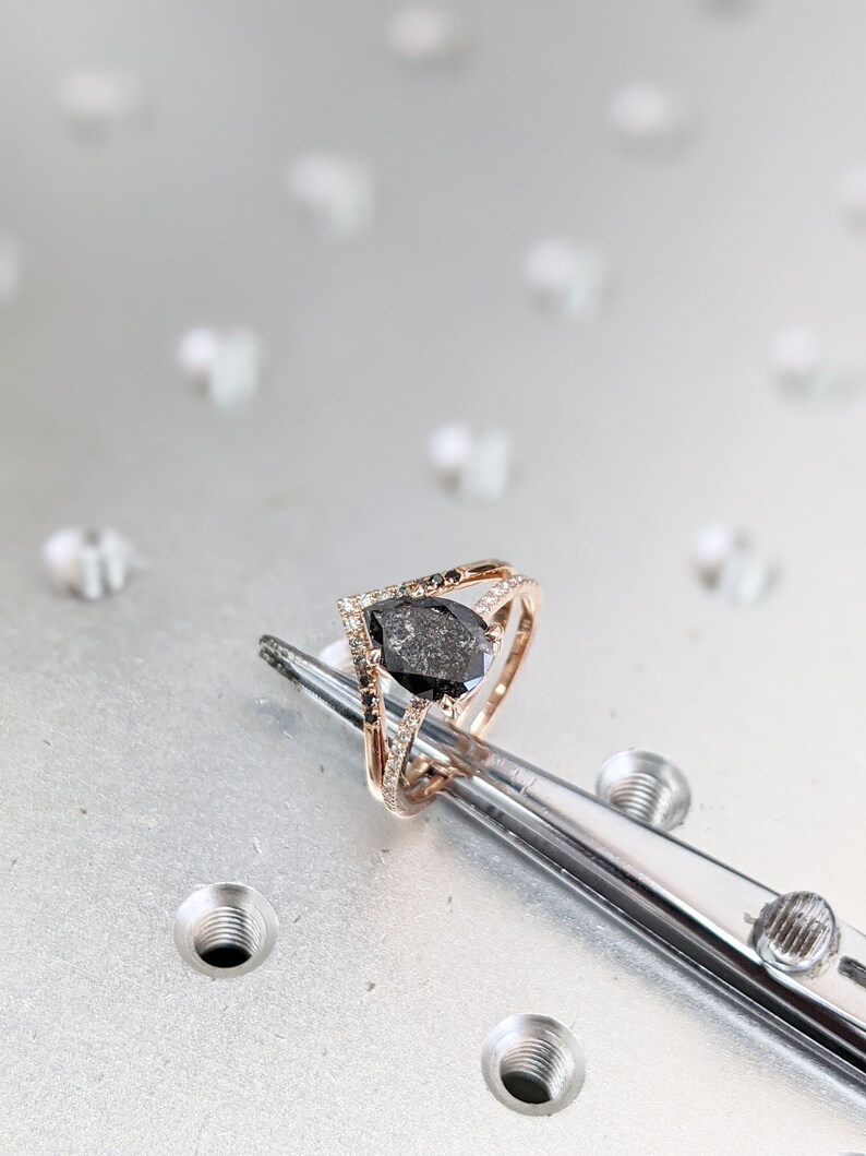 Anillo de compromiso con diamantes de sal y pimienta, anillo de bodas de oro rosa con forma de pera estilo art déco, anillo nupcial antiguo con sal y pimienta. imagen 4