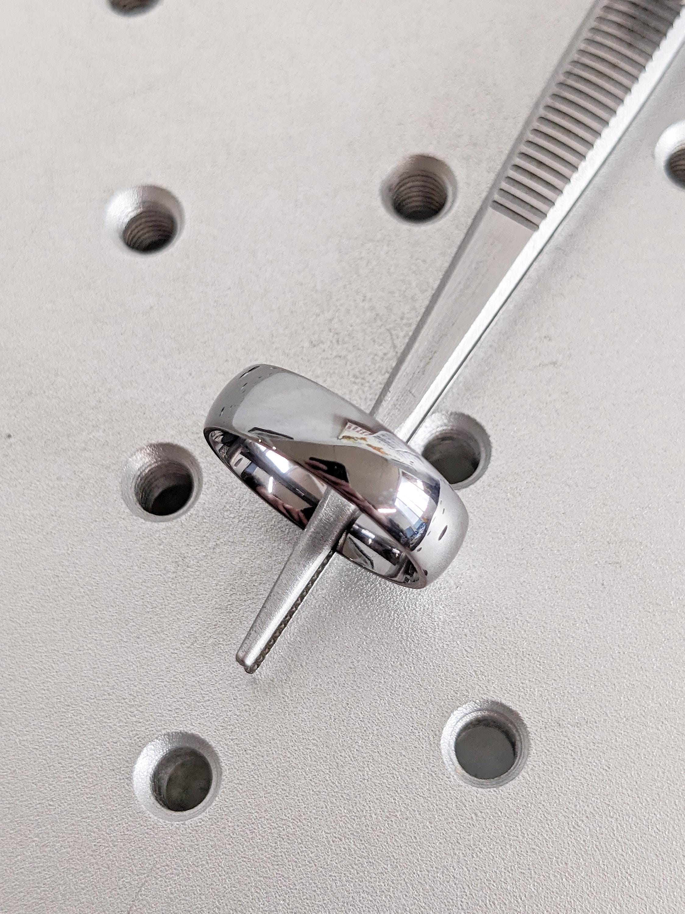 Fede Nuziale Da Uomo In Acciaio Damasco Da 8 Mm, Zaffiro Yogo E Inserto In Oro Rosa 14 Carati - Italia - Foto 8