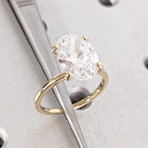 Anillo de compromiso de moissanita ovalada, delicado anillo de bodas de oro amarillo de 14 k, anillo de moissanita solitario, anillos de promesa para mujeres, regalo de aniversario