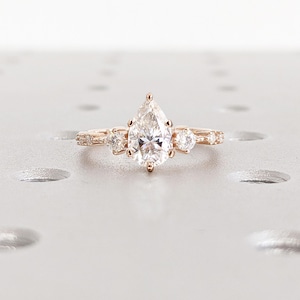 14k roségouden art-deco verlovingsring | Sierlijke perengouden moissanietring | Peervormige ring | Huwelijkscadeau voor vrouw | Unieke statementring