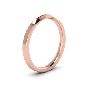 Puede incluir: Una sencilla alianza de oro rosa con un borde ligeramente angulado.