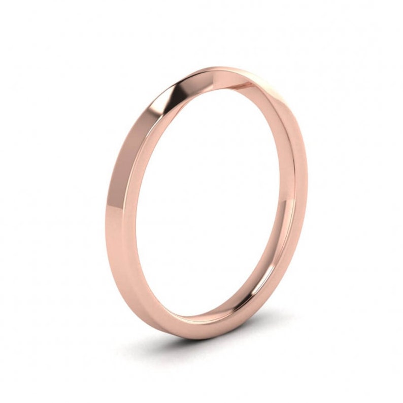 Puede incluir: Una sencilla alianza de oro rosa con un borde ligeramente angulado.