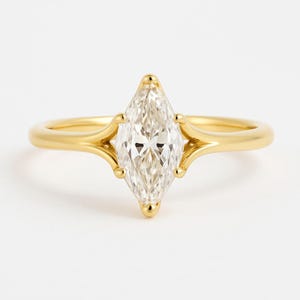 Anillo de compromiso con diamantes cultivados en laboratorio con corte marquesa y certificación IGI, con cuerpo dividido, ideal para bodas y aniversarios.