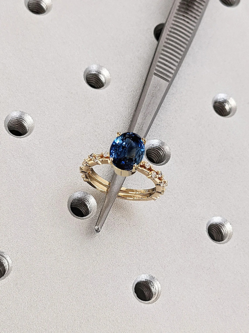 Settembre Birthstone Ovale Lab Zaffiro Anello da cocktail di fidanzamento unico per lei / Anello eternità impilabile in oro giallo 14K con Moissanite delicato immagine 3