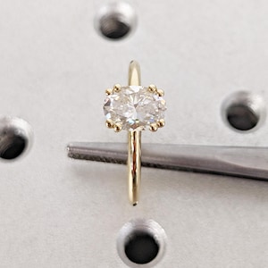Anel de noivado solitário oval / anel de noivado de moissanita incolor / anel de corte oval de dois dentes / anel de ouro maciço / anel de casamento para ela