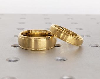 Anelli per lui e per lei, fascia in tungsteno placcata in oro giallo, set di anelli per coppie, fede nuziale unica, set di anelli in tungsteno da 5 mm e 8 mm, regalo di anniversario