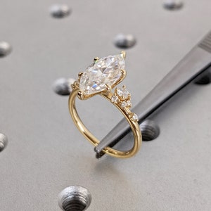 Anillo de compromiso de oro o platino con diamantes cultivados en laboratorio marquesa / Anillo de promesa de racimo de diamantes de 6 puntas único / Anillo de boda para ella imagen 6