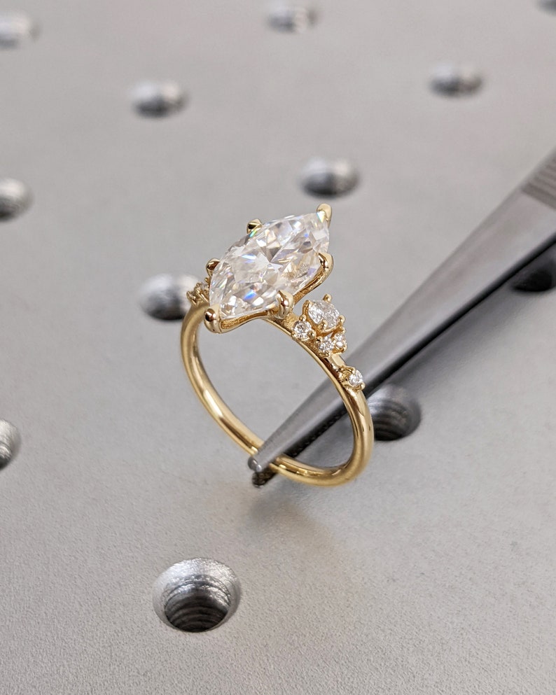 Anillo de compromiso de oro o platino con diamantes cultivados en laboratorio marquesa / Anillo de promesa de racimo de diamantes de 6 puntas único / Anillo de boda para ella imagen 6