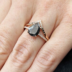 Anillo de compromiso con diamantes de sal y pimienta, anillo de bodas de oro rosa con forma de pera estilo art déco, anillo nupcial antiguo con sal y pimienta. imagen 8