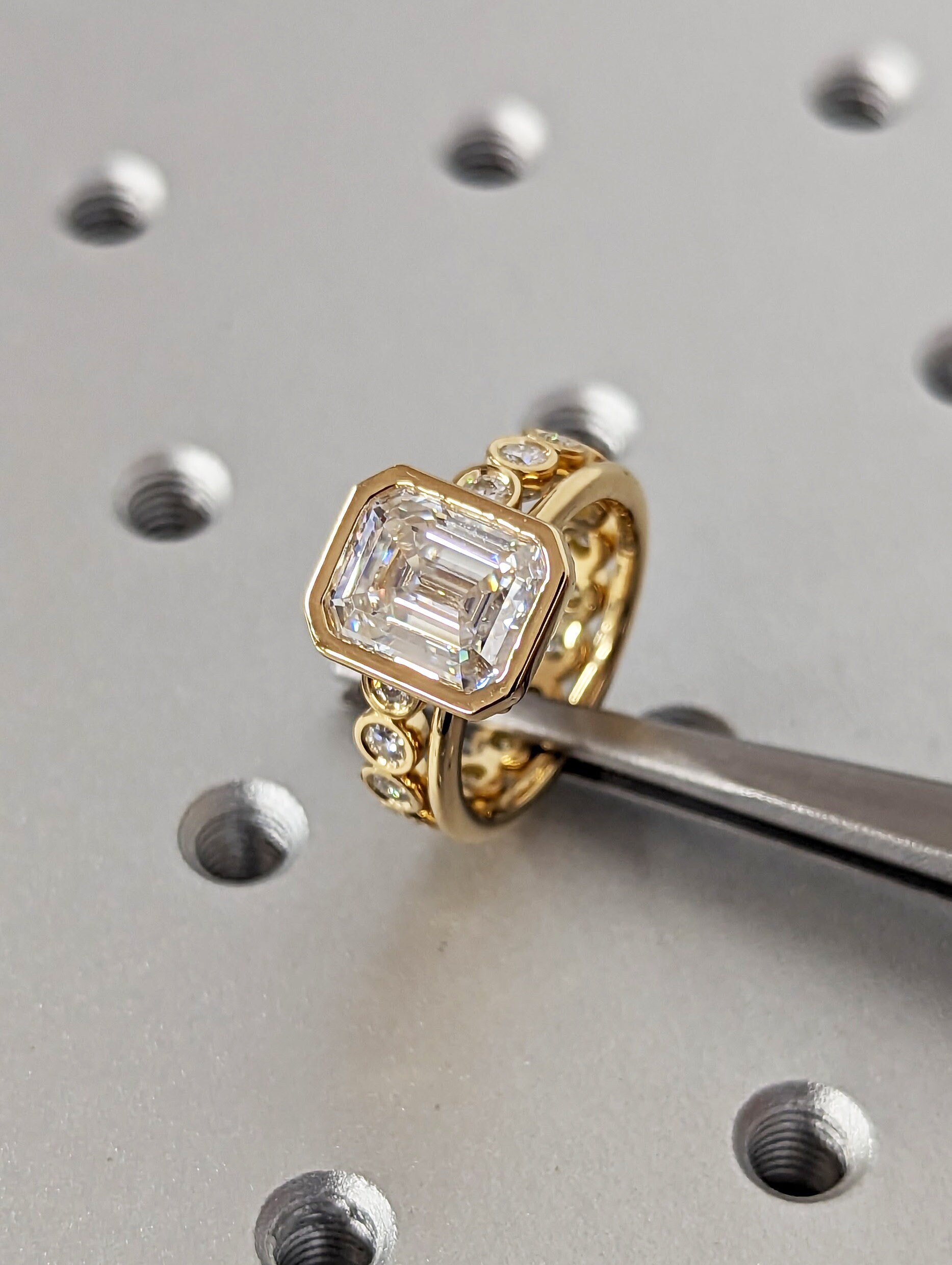 エメラルドカット3ct！モアサナイト　ルース 3CT エメラルドカット モアッサナイト ソリティア リング、18K