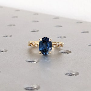 Settembre Birthstone Ovale Lab Zaffiro Anello da cocktail di fidanzamento unico per lei / Anello eternità impilabile in oro giallo 14K con Moissanite delicato immagine 5