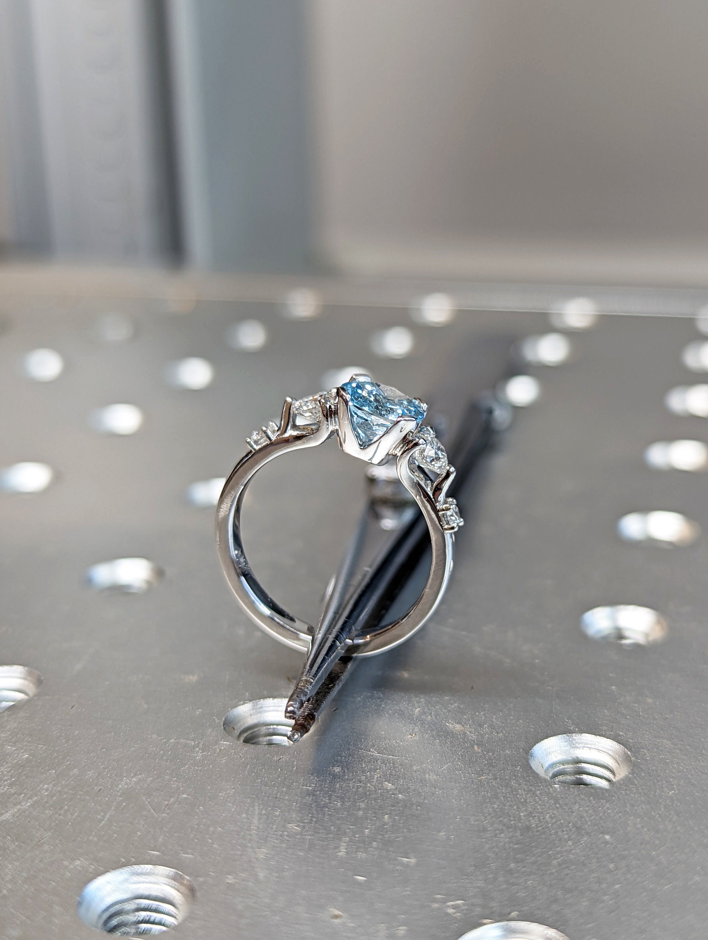Bague Trilogie Or Blanc 9 Carats, Aigue-marine Ovale Et Diamants, Naturelle - Neuve