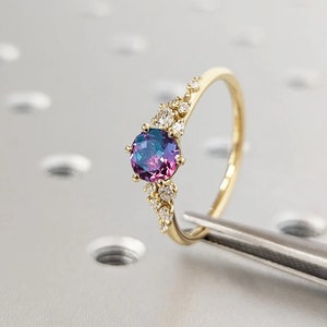 Anello di fidanzamento vintage con alessandrite taglio rotondo / Anello in oro giallo 18 carati / Anello di promessa con diamante Snowdrift unico / Anello di nozze per lei