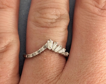 Anillo de boda de moissanita curva / Anillo apilable de oro blanco con diamantes redondos y talla baguette cónicos / Joyería fina minimalista hecha a mano