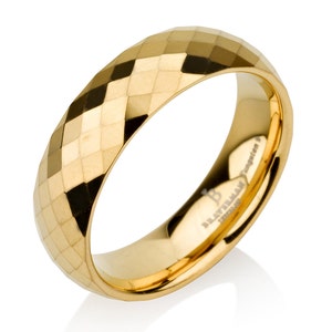Könnte beinhalten: Ein goldfarbener Ring aus Wolframcarbid mit facettiertem Design. Der Ring ist mit "BRAVIRAM Tungsten" graviert.