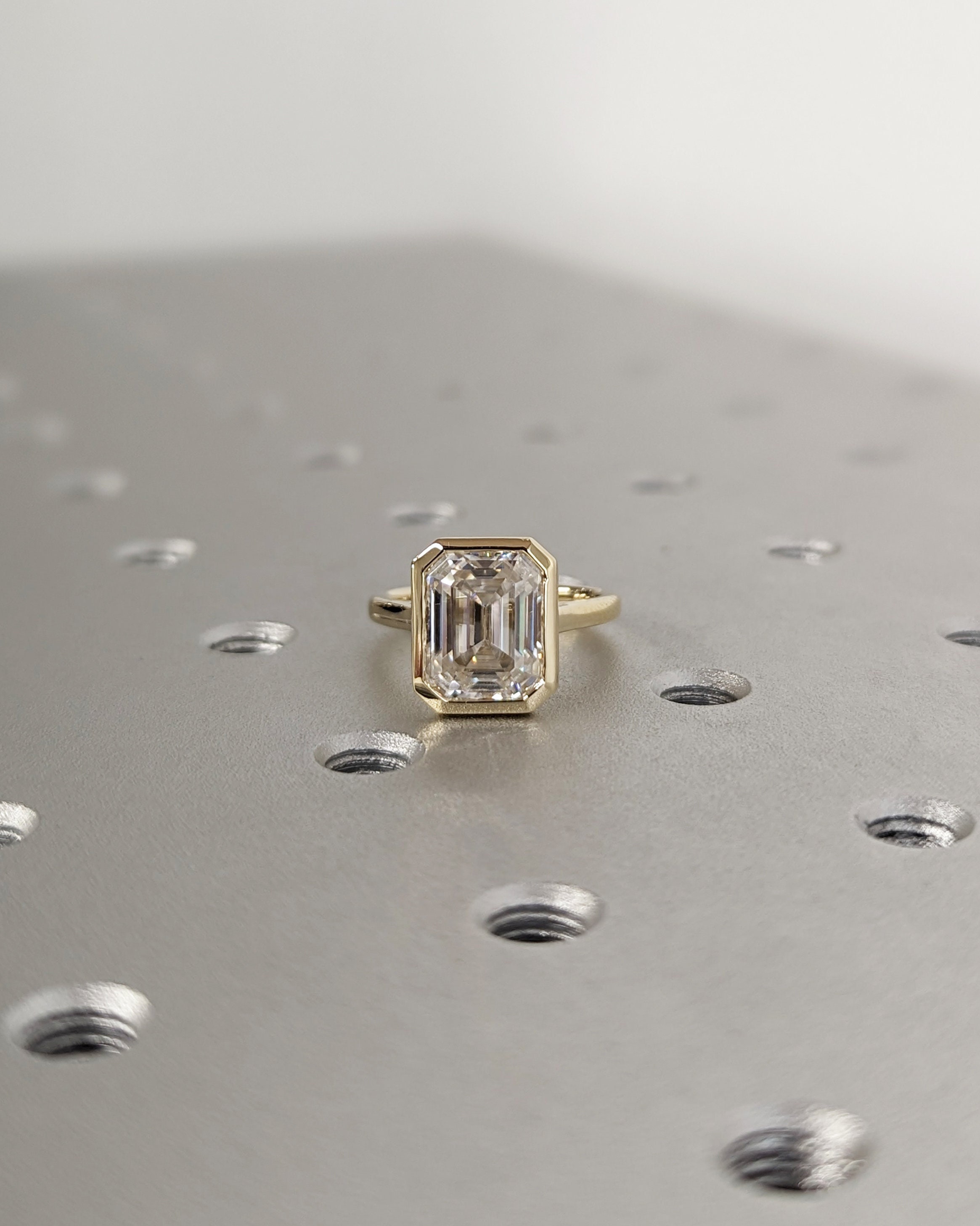 3カラット エメラルドカット モアッサナイト ソリティアリング、14K