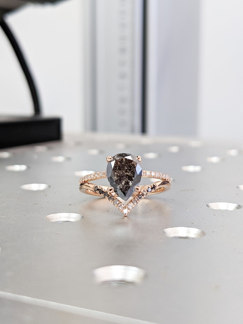 Anillo de compromiso con diamantes de sal y pimienta, anillo de bodas de oro rosa con forma de pera estilo art déco, anillo nupcial antiguo con sal y pimienta. imagen 1