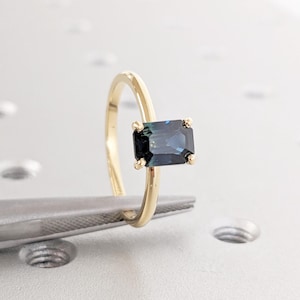 Teal saffier verlovingsring, emerald geslepen ring, solitaire 18k geelgouden ring, blauwgroene saffierringen voor vrouwen, verjaardagscadeau voor vrouw