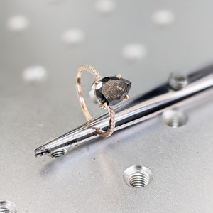 Anillo de compromiso con diamantes de sal y pimienta, anillo de bodas de oro rosa con forma de pera estilo art déco, anillo nupcial antiguo con sal y pimienta. imagen 7