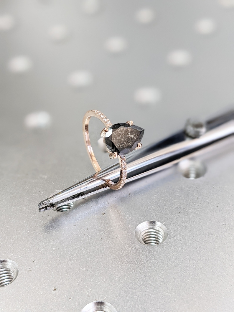 Anillo de compromiso con diamantes de sal y pimienta, anillo de bodas de oro rosa con forma de pera estilo art déco, anillo nupcial antiguo con sal y pimienta. imagen 7