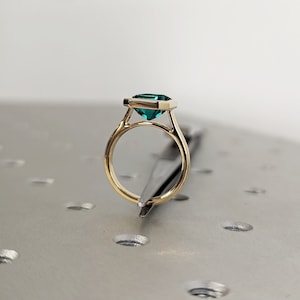 Anillo solitario de esmeralda de 3 quilates, anillo de compromiso de oro amarillo de 14 quilates, engaste de bisel, anillo llamativo, regalo para ella, minimalista, único
