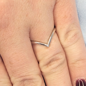 Anelli in oro massiccio per donna / Anello impilabile a forma di V / Fede nuziale curva / Anello abbinato / Delicato anello quotidiano / Semplice fede nuziale