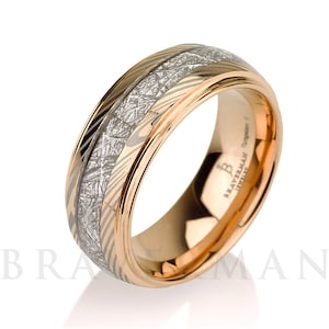 Könnte beinhalten: Ein roségoldener Wolframcarbid-Ring mit gebürsteter Oberfläche und einer silbernen Einlage. Der Ring hat ein einzigartiges Muster und die Worte "Blackwell Tungsten" sind auf der Innenseite des Bandes eingraviert.