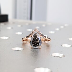 Anillo de compromiso con diamantes de sal y pimienta, anillo de bodas de oro rosa con forma de pera estilo art déco, anillo nupcial antiguo con sal y pimienta. imagen 2