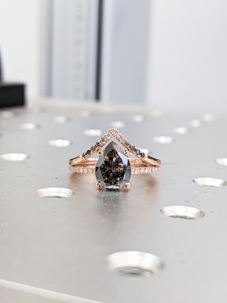 Anillo de compromiso con diamantes de sal y pimienta, anillo de bodas de oro rosa con forma de pera estilo art déco, anillo nupcial antiguo con sal y pimienta. imagen 2