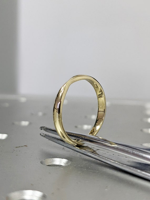 Shaped gold shop wedding rings