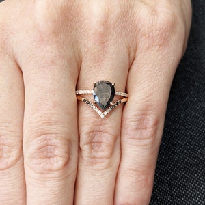 Anillo de compromiso con diamantes de sal y pimienta, anillo de bodas de oro rosa con forma de pera estilo art déco, anillo nupcial antiguo con sal y pimienta. imagen 9
