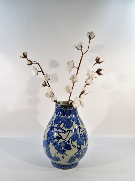 大きな磁器製アジアン花瓶、青いブドウのつるモチーフ / オリエンタル