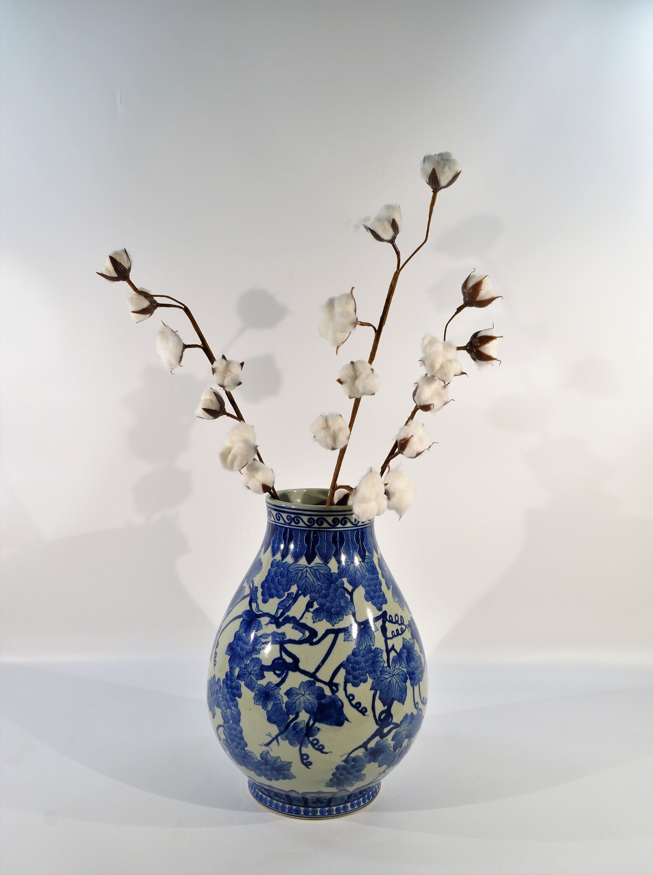 大きな磁器製アジアン花瓶、青いブドウのつるモチーフ / オリエンタル