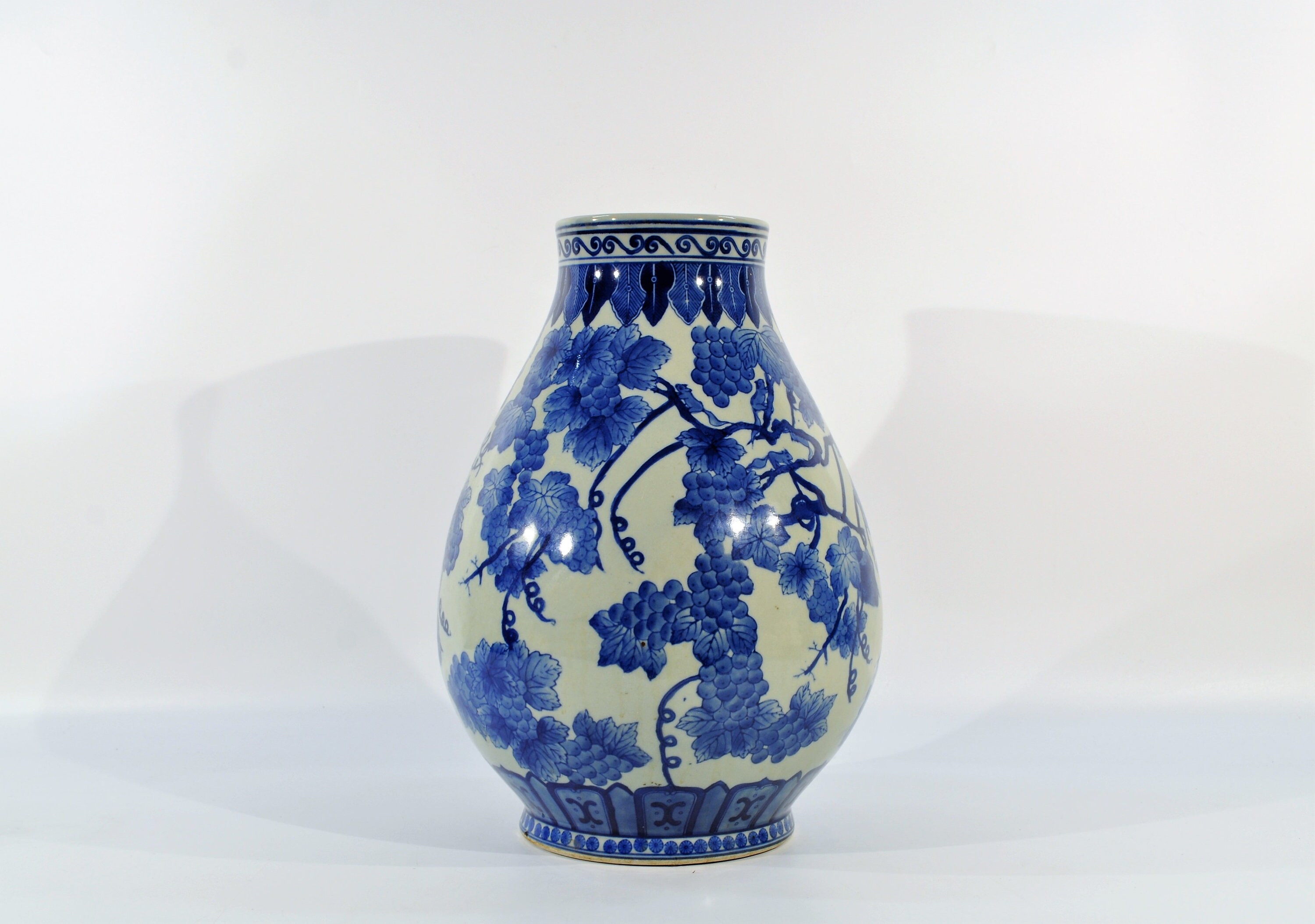 大きな磁器製アジアン花瓶、青いブドウのつるモチーフ / オリエンタル