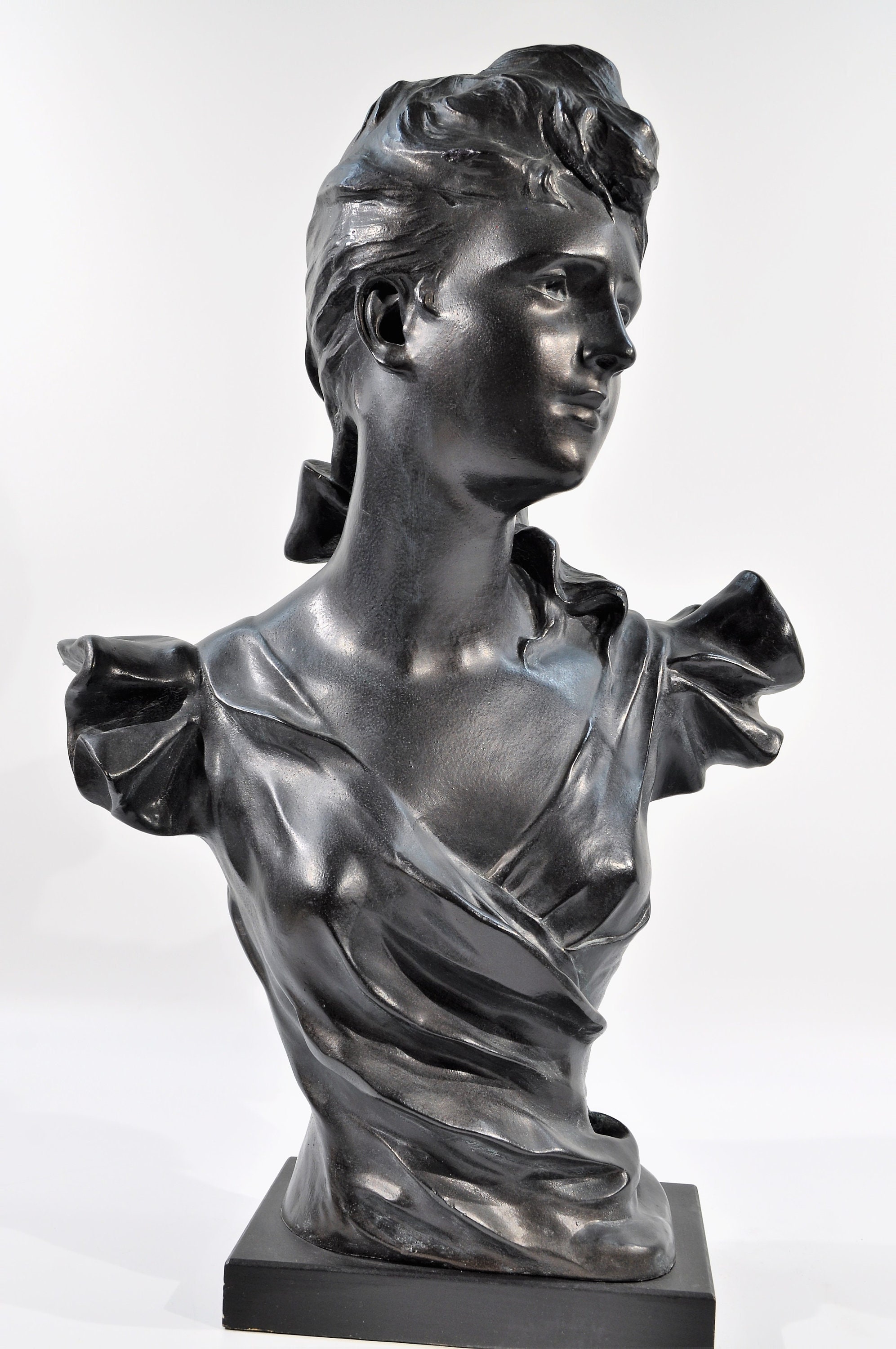 22'' T Austin Prod Inc 1983 Woman Sculpture /art Deco Statue 22'' T Austin Prod Inc 1983 Woman Sculpture /art Deco Statue
