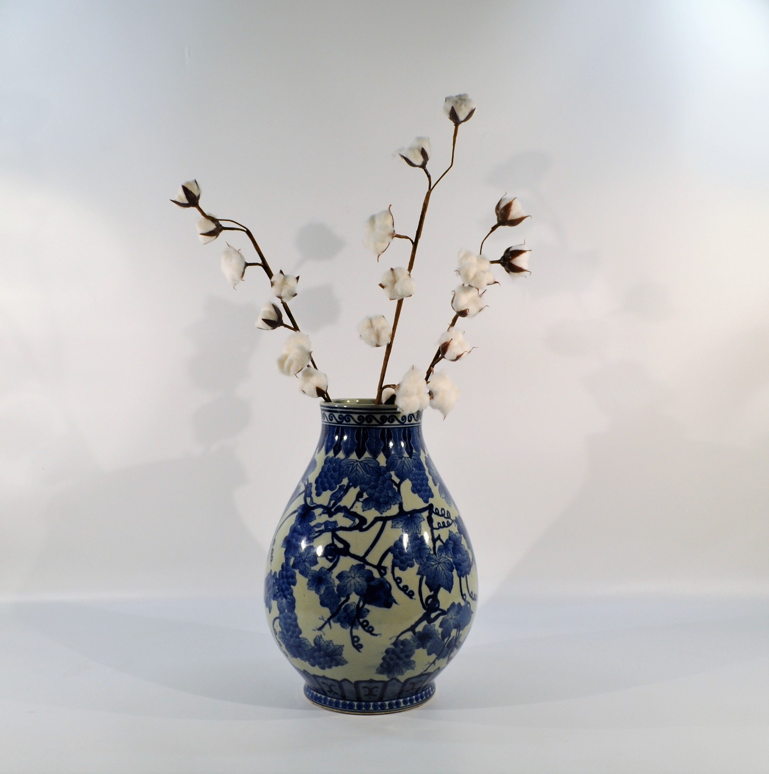 大きな磁器製アジアン花瓶、青いブドウのつるモチーフ / オリエンタル