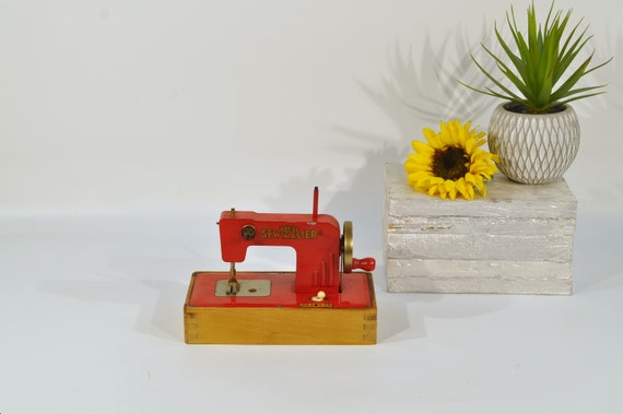 Vintage Kay-an-ee Sew Master Miniature Sewing Machine /laundry