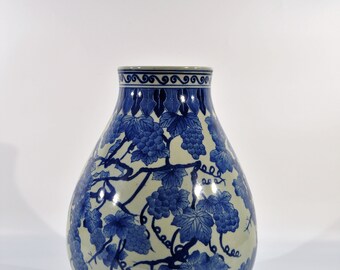 大きな磁器製アジアン花瓶、青いブドウのつるモチーフ / オリエンタル