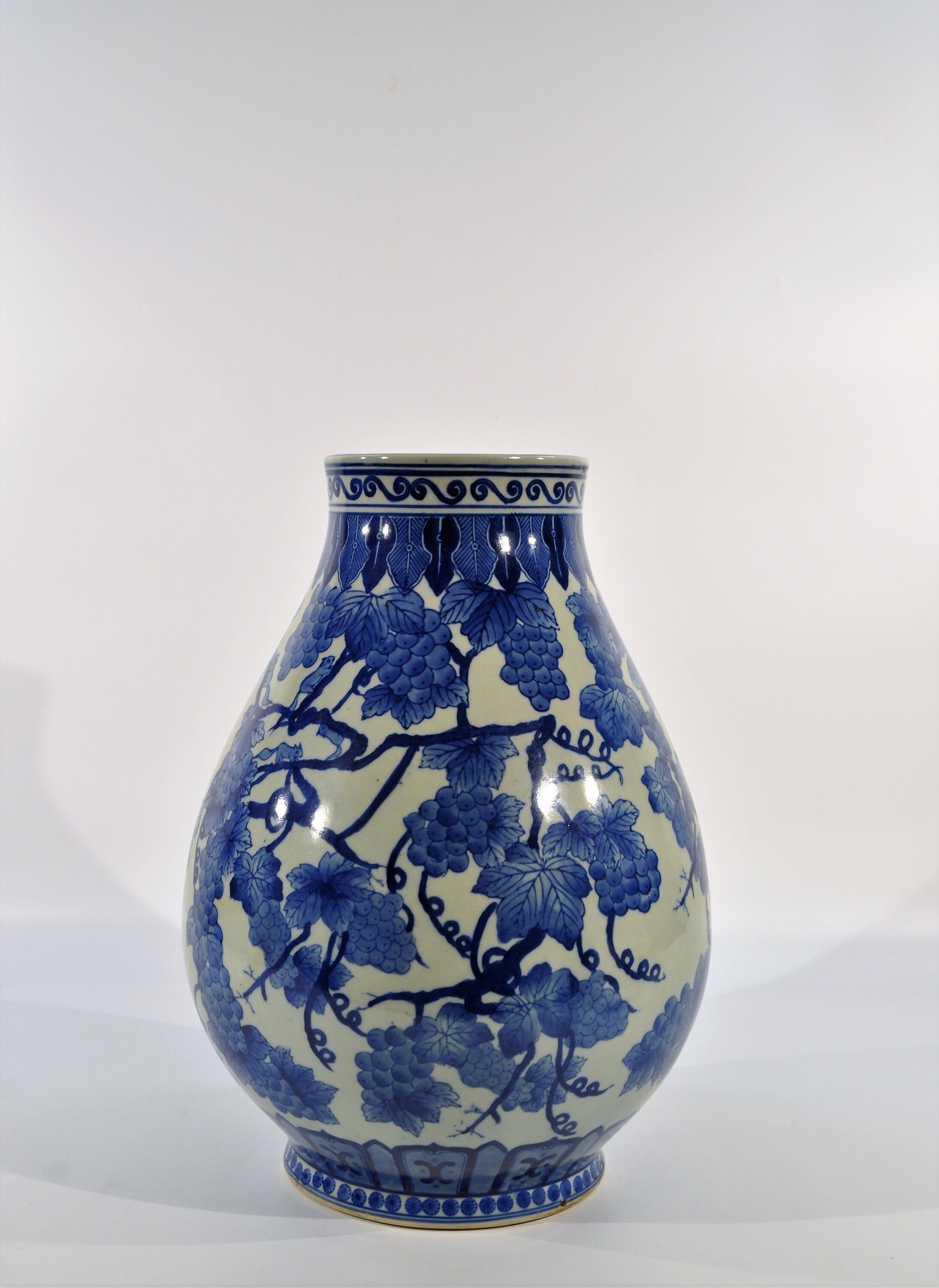 大きな磁器製アジアン花瓶、青いブドウのつるモチーフ / オリエンタル