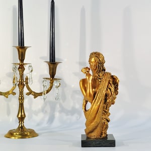 Mid Century abstrakte Statue einer Frau hält eine Maske /Golden Akzent Dekor