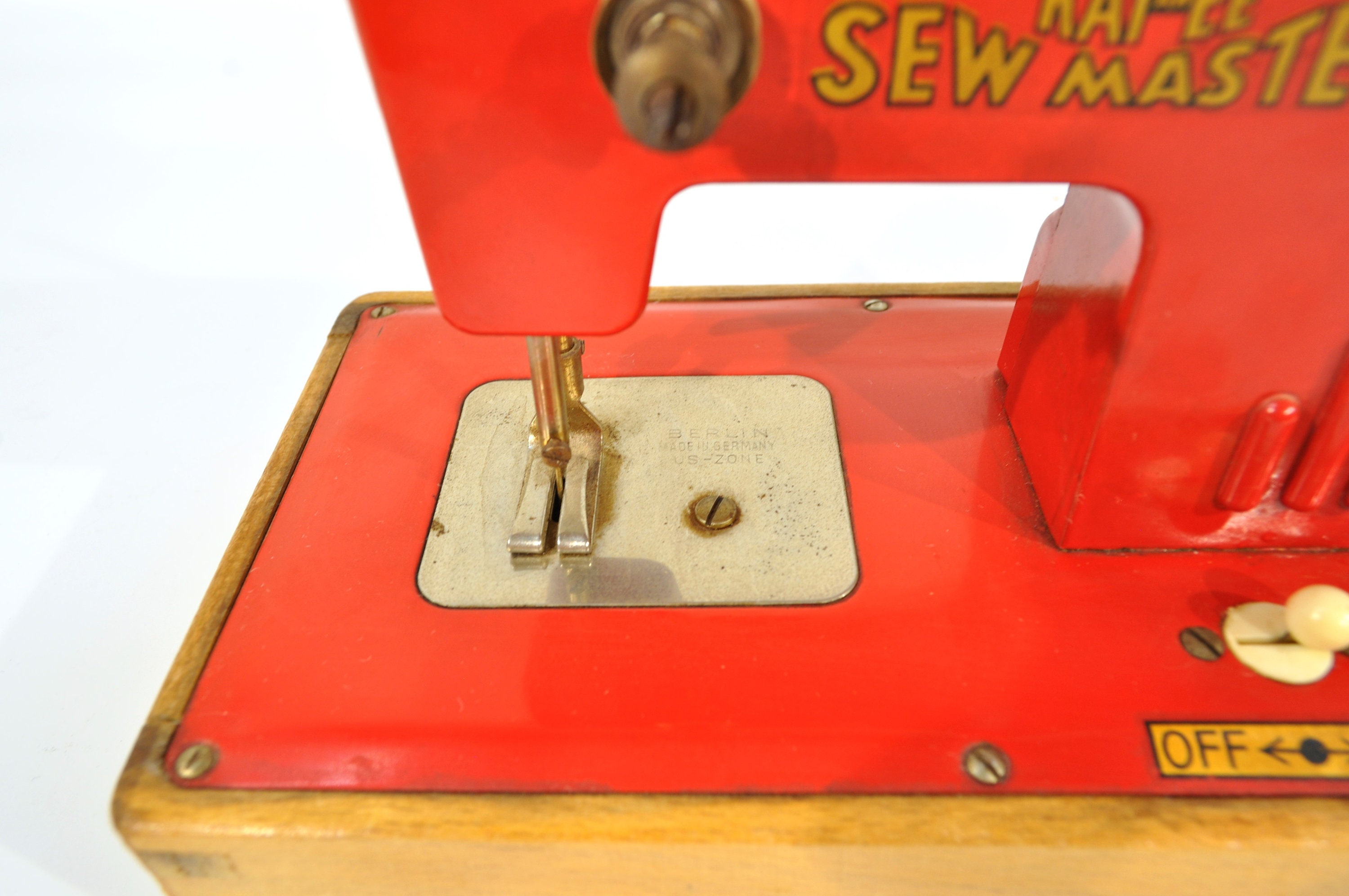 Vintage Kay-an-ee Sew Master Miniature Sewing Machine /laundry